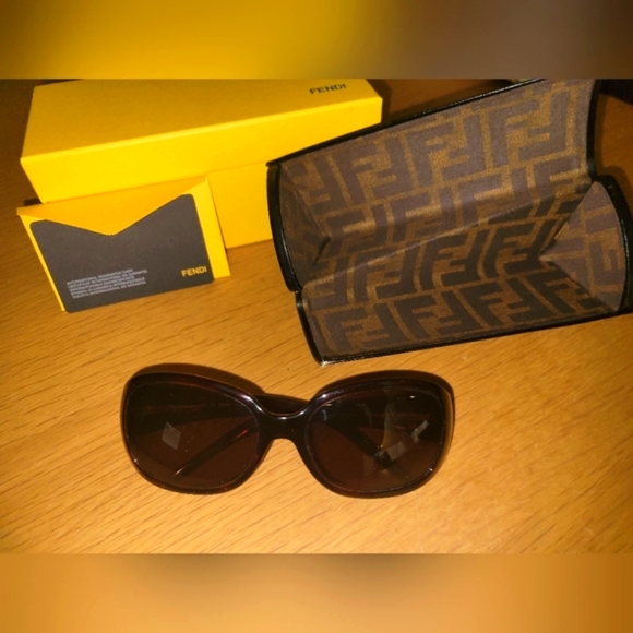 β€οΈβπ₯FENDI Sunglasses case and box - Picture 2 of 13